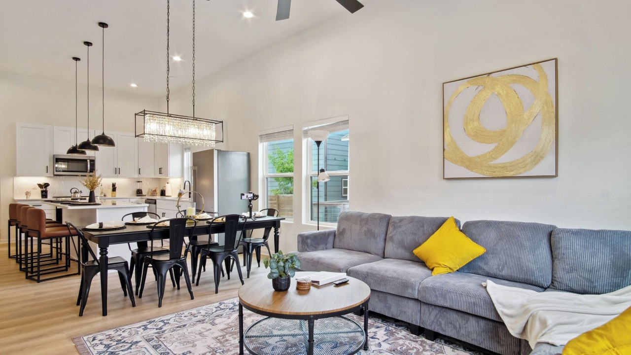 Photo of Livingroom in Near East Side