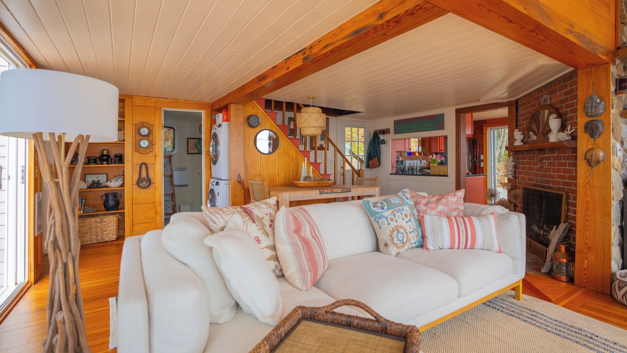 Photo of Livingroom in Mid-Coast and Islands