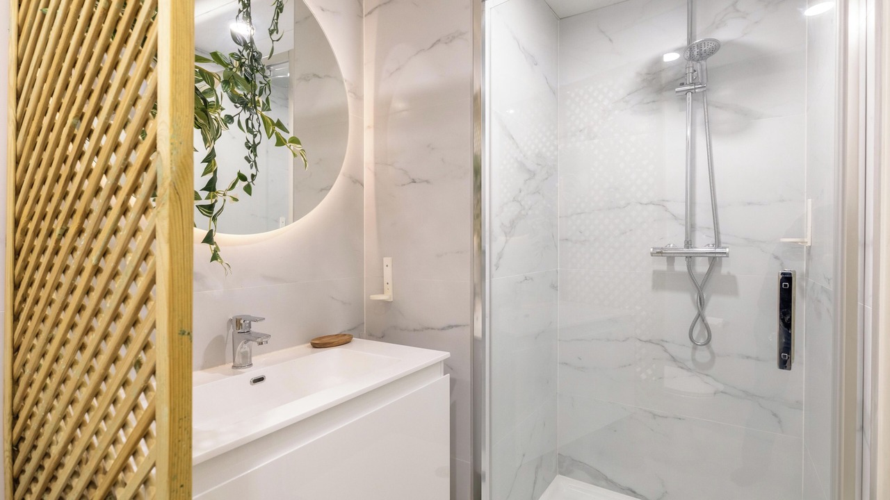 Photo of Bathroom in Musicians Quarter