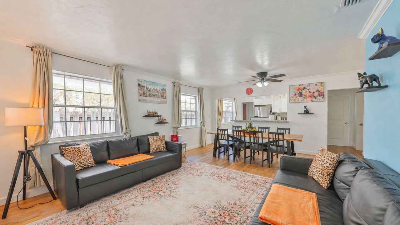 Photo of Livingroom in Downtown Hollywood