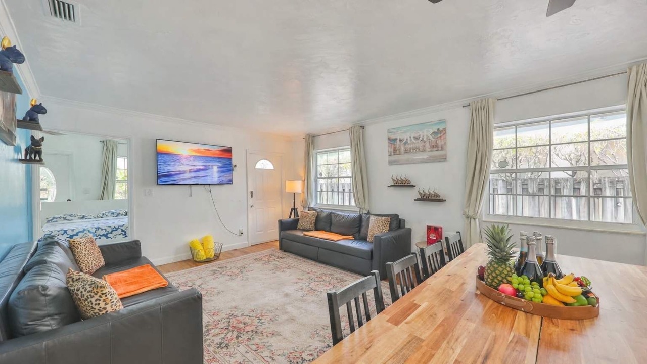 Photo of Livingroom in Downtown Hollywood