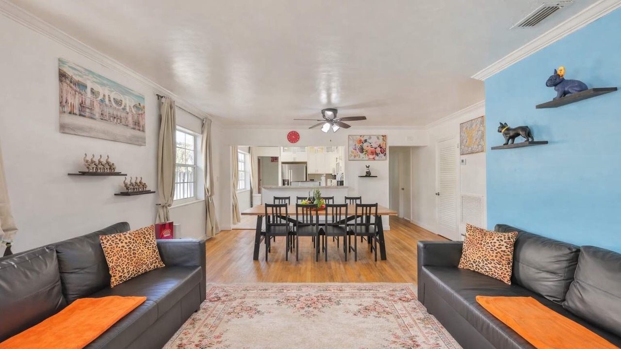 Photo of Livingroom in Downtown Hollywood