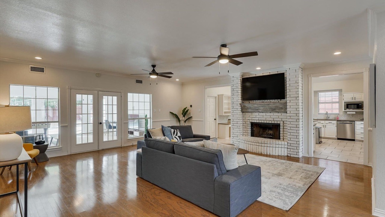 Photo of Livingroom in North Richland Hills