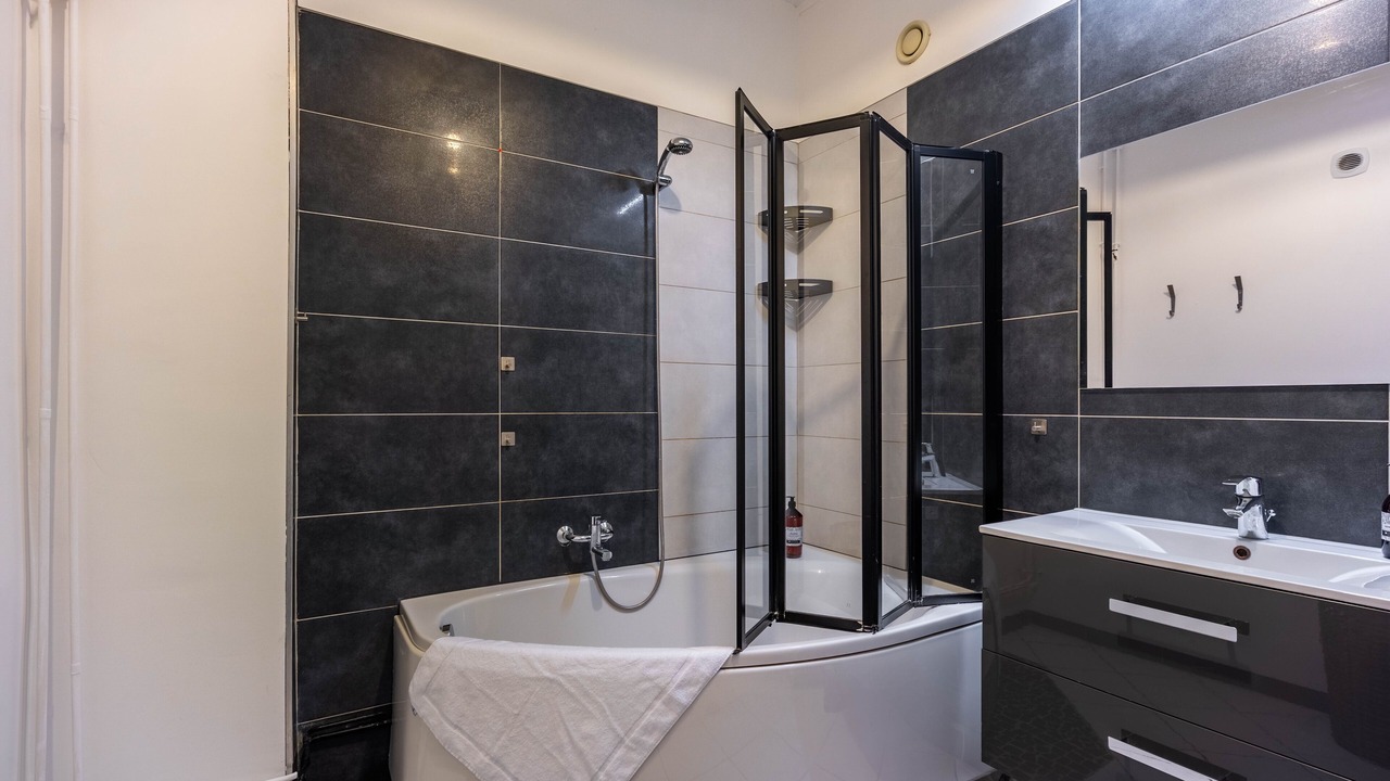 Photo of Bathroom in Poincare - Foch - Anatole France - Croix de Bourgogne