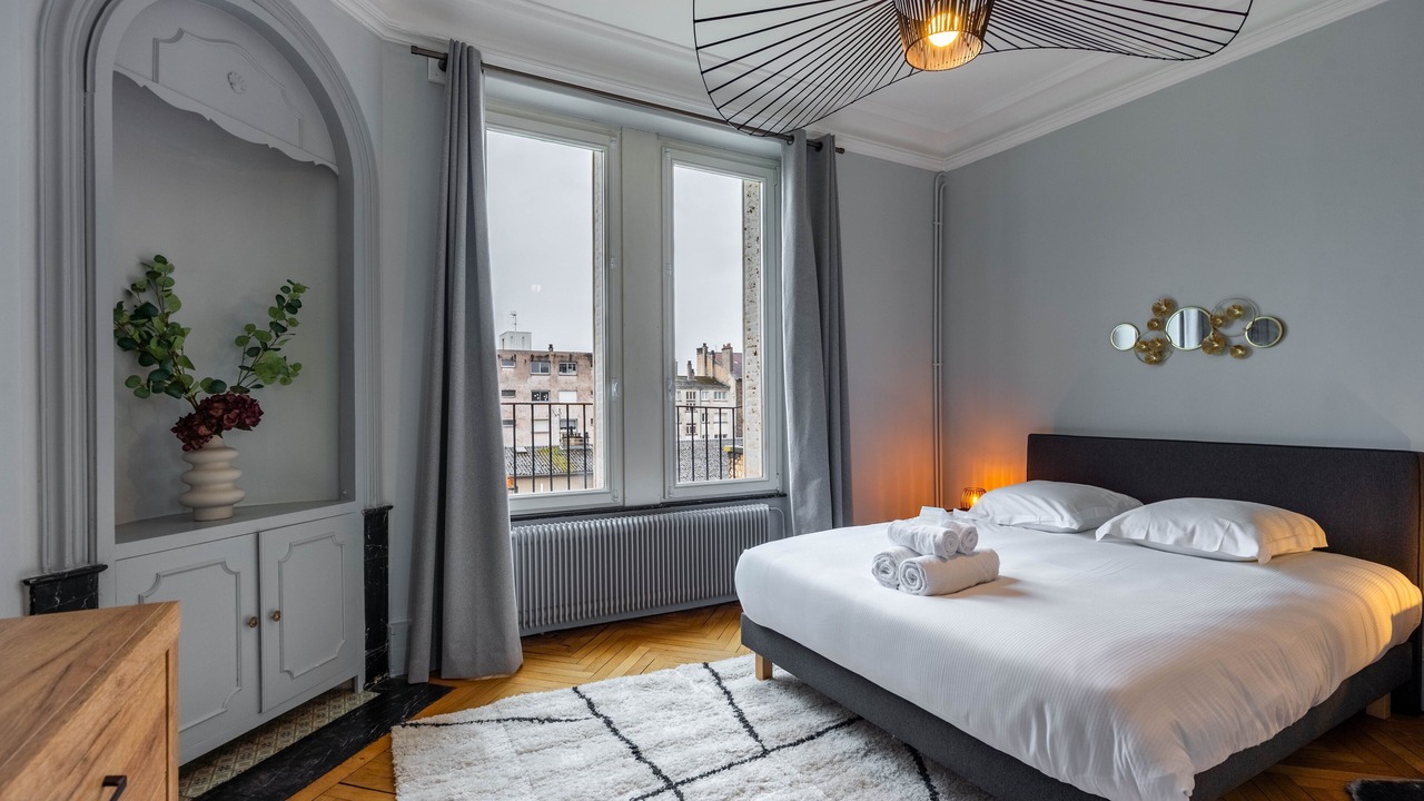 Photo of Bedroom in Poincare - Foch - Anatole France - Croix de Bourgogne