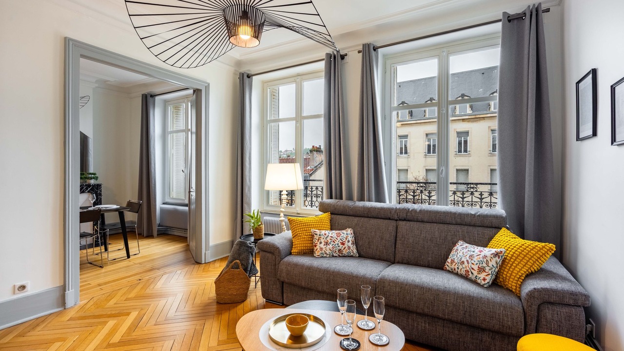 Photo of Livingroom in Poincare - Foch - Anatole France - Croix de Bourgogne