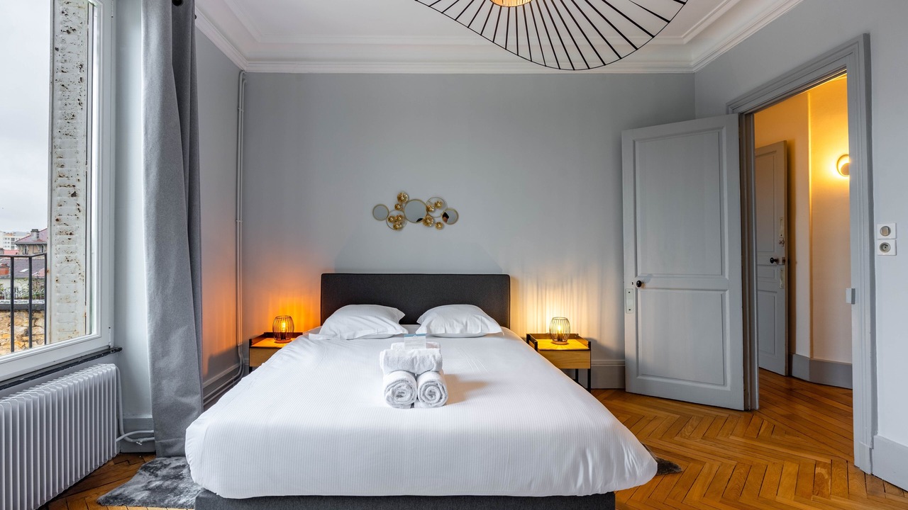 Photo of Bedroom in Poincare - Foch - Anatole France - Croix de Bourgogne