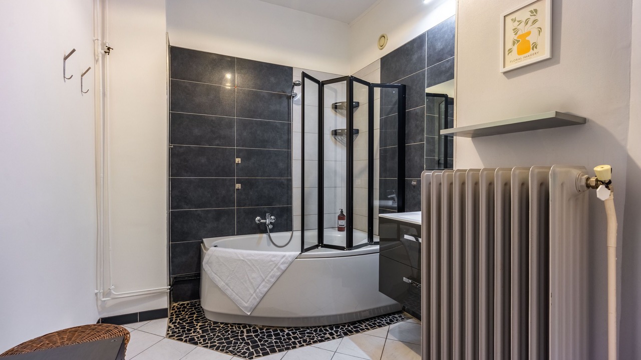 Photo of Bathroom in Poincare - Foch - Anatole France - Croix de Bourgogne