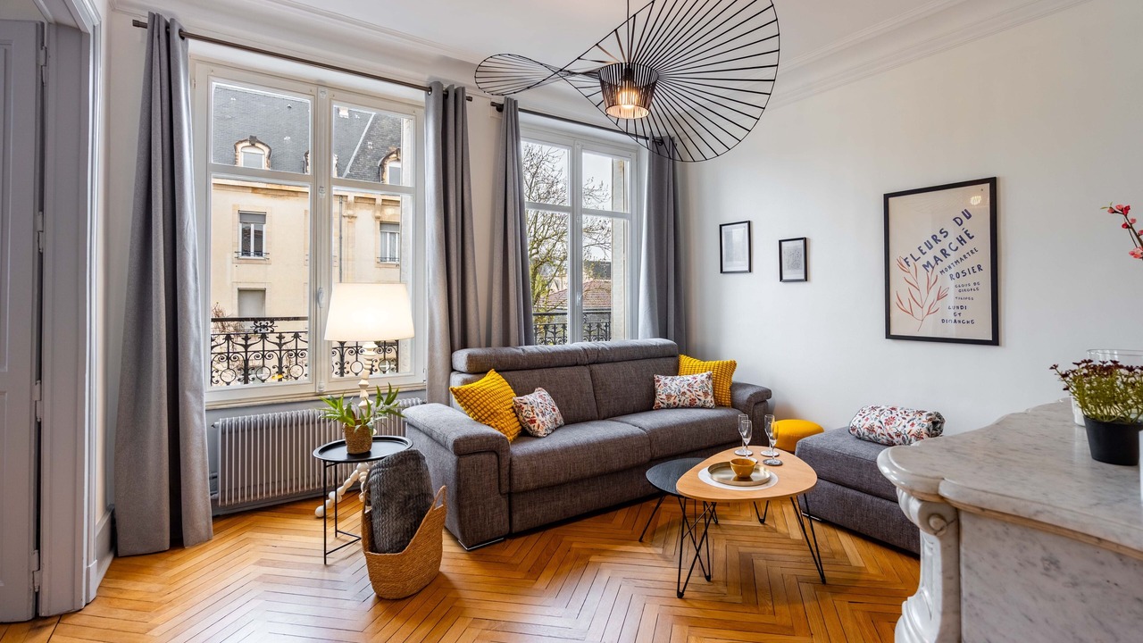 Photo of Livingroom in Poincare - Foch - Anatole France - Croix de Bourgogne