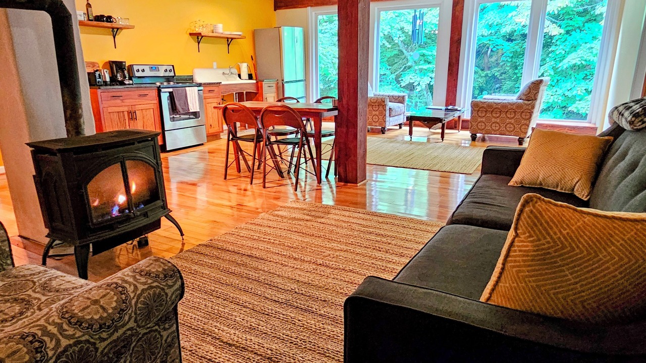 Photo of Livingroom in Court House