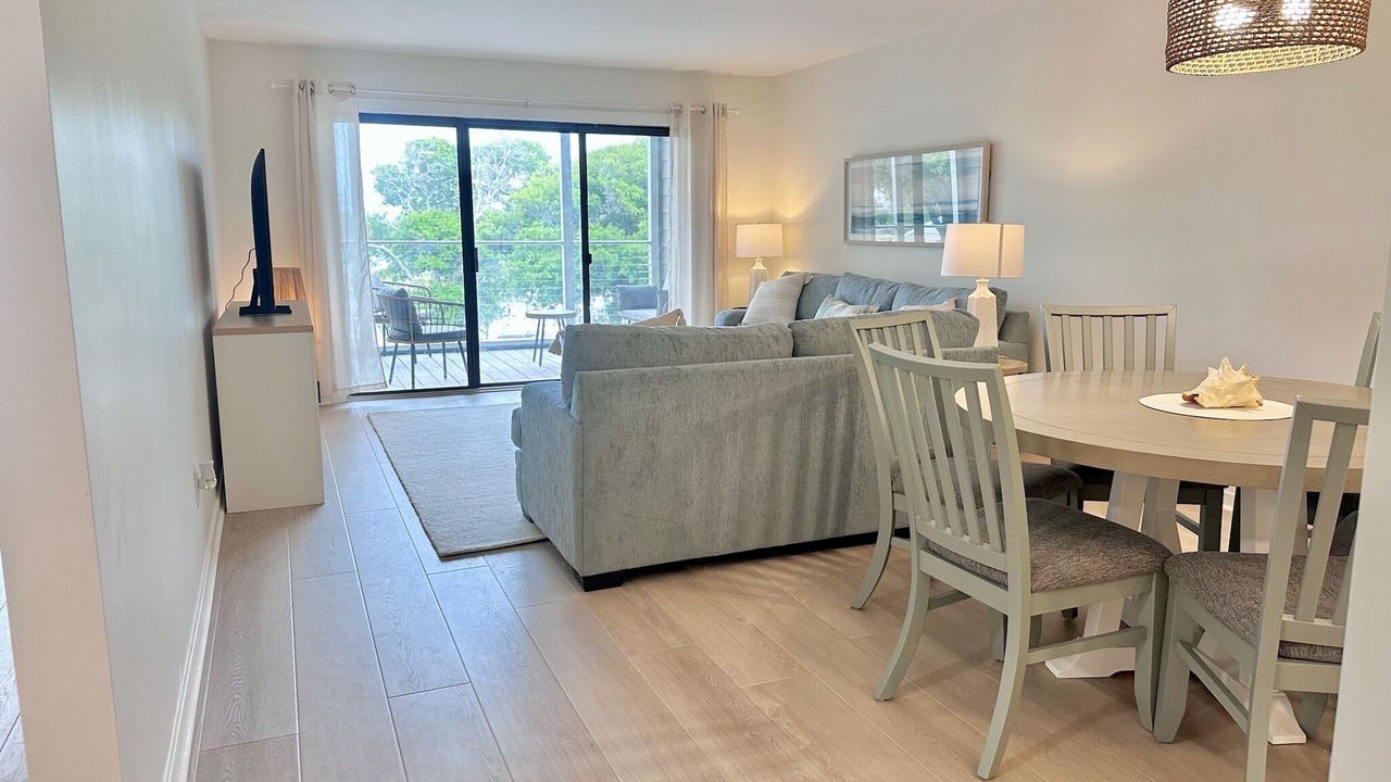 Photo of Livingroom in Pine Knoll Shores
