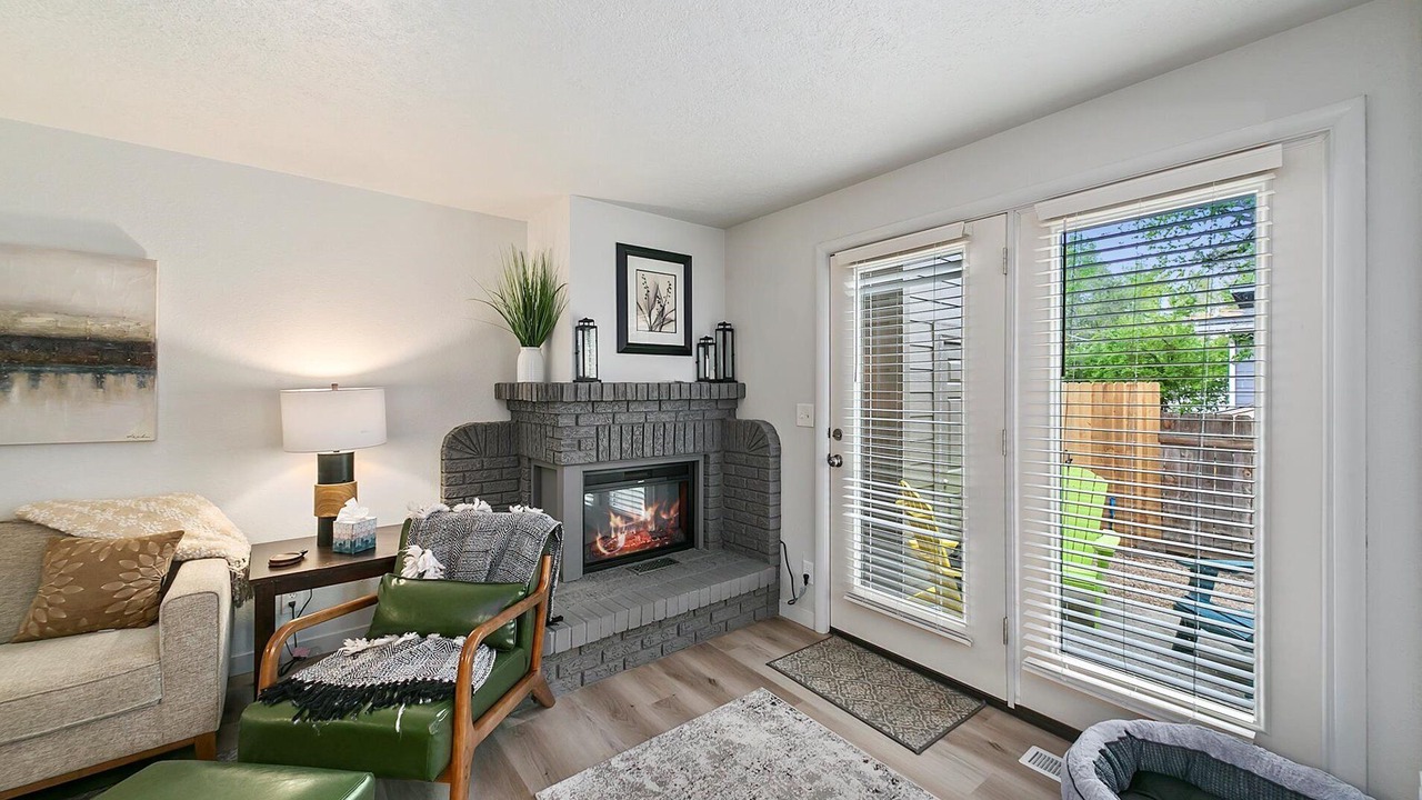 Photo of Livingroom in Depot Bench