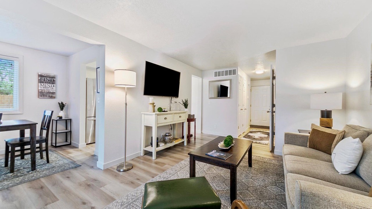 Photo of Livingroom in Depot Bench