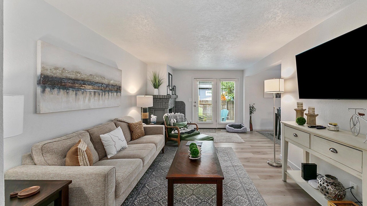 Photo of Livingroom in Depot Bench