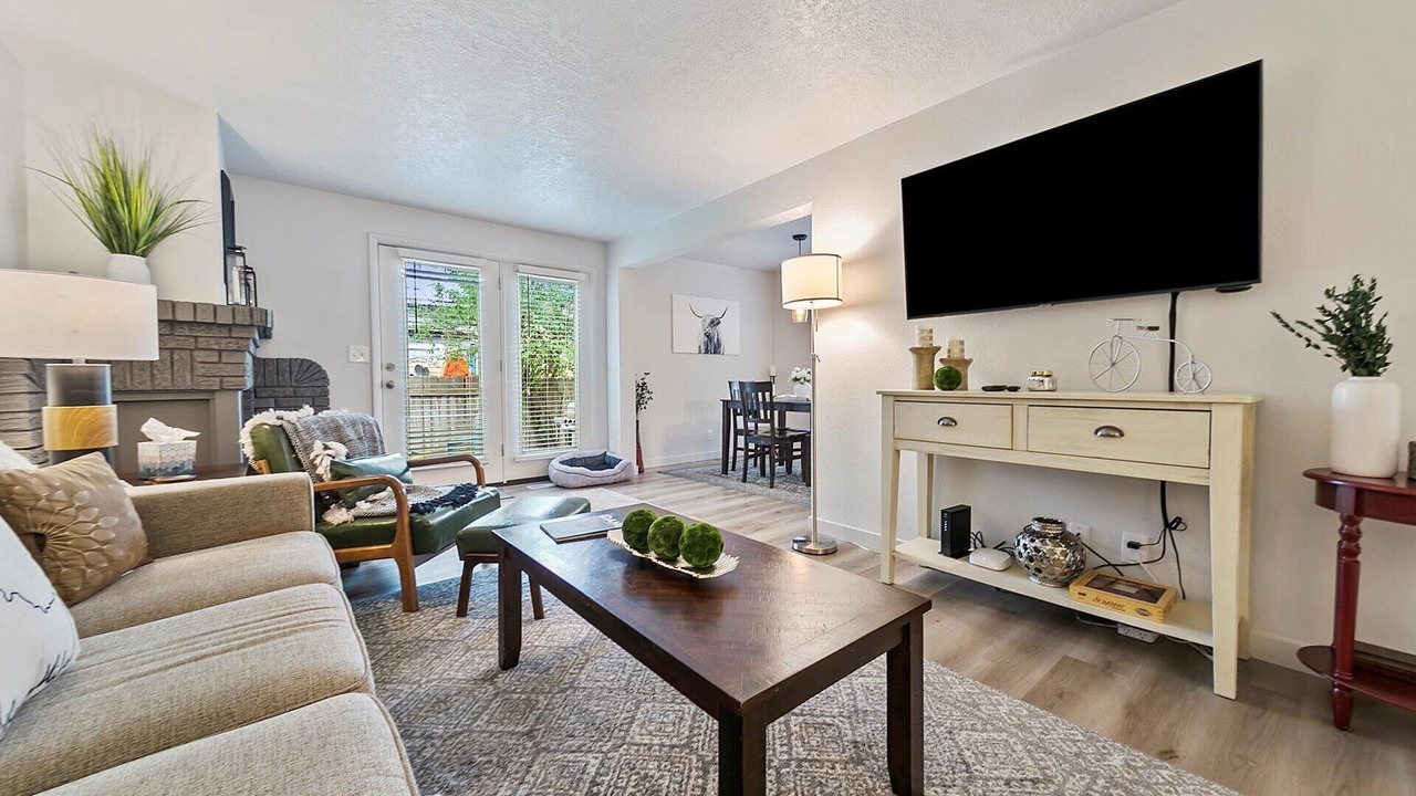 Photo of Livingroom in Depot Bench