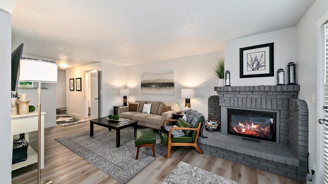 Photo of Livingroom in Depot Bench