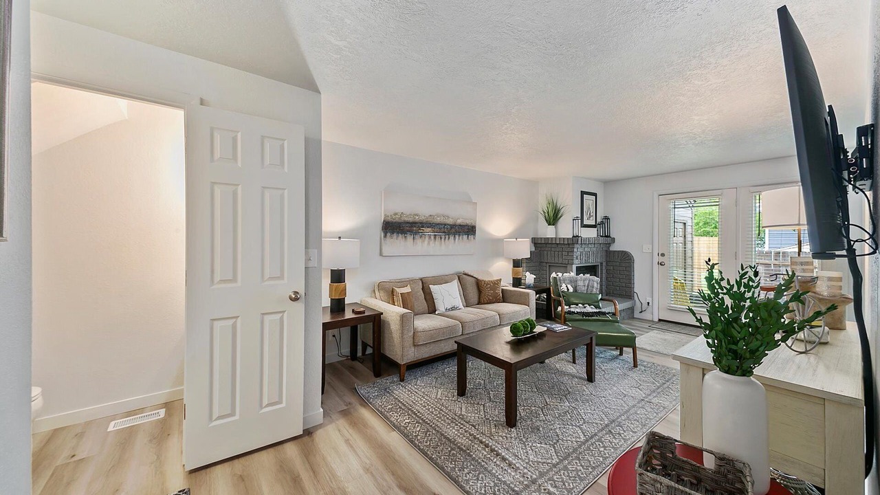 Photo of Livingroom in Depot Bench