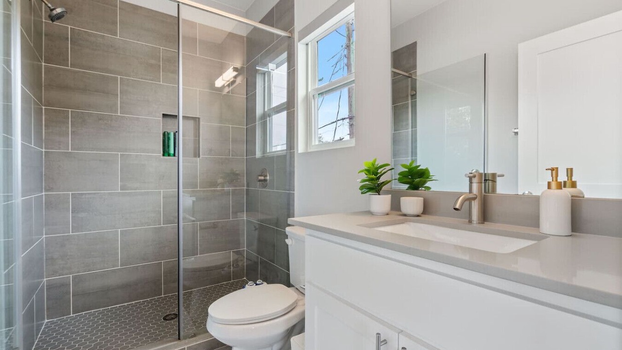 Photo of Bathroom in Montopolis