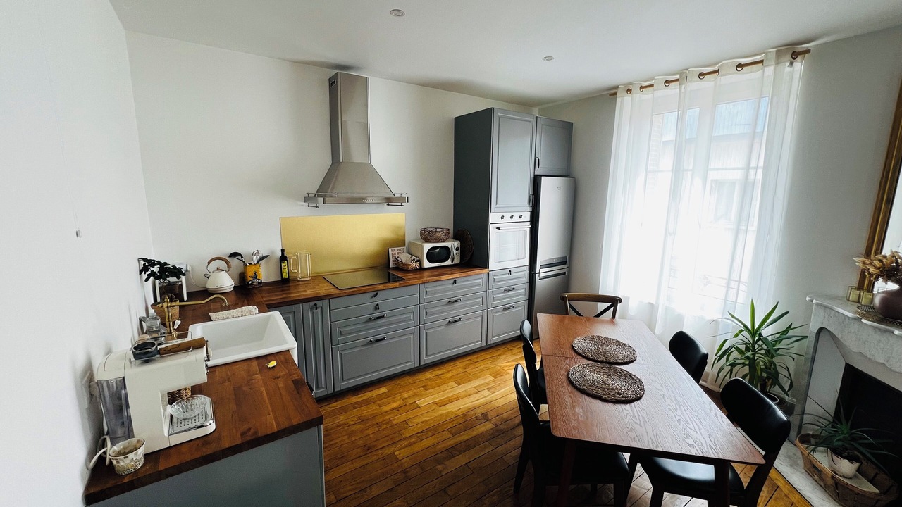 Photo of Kitchen in Poincare - Foch - Anatole France - Croix de Bourgogne