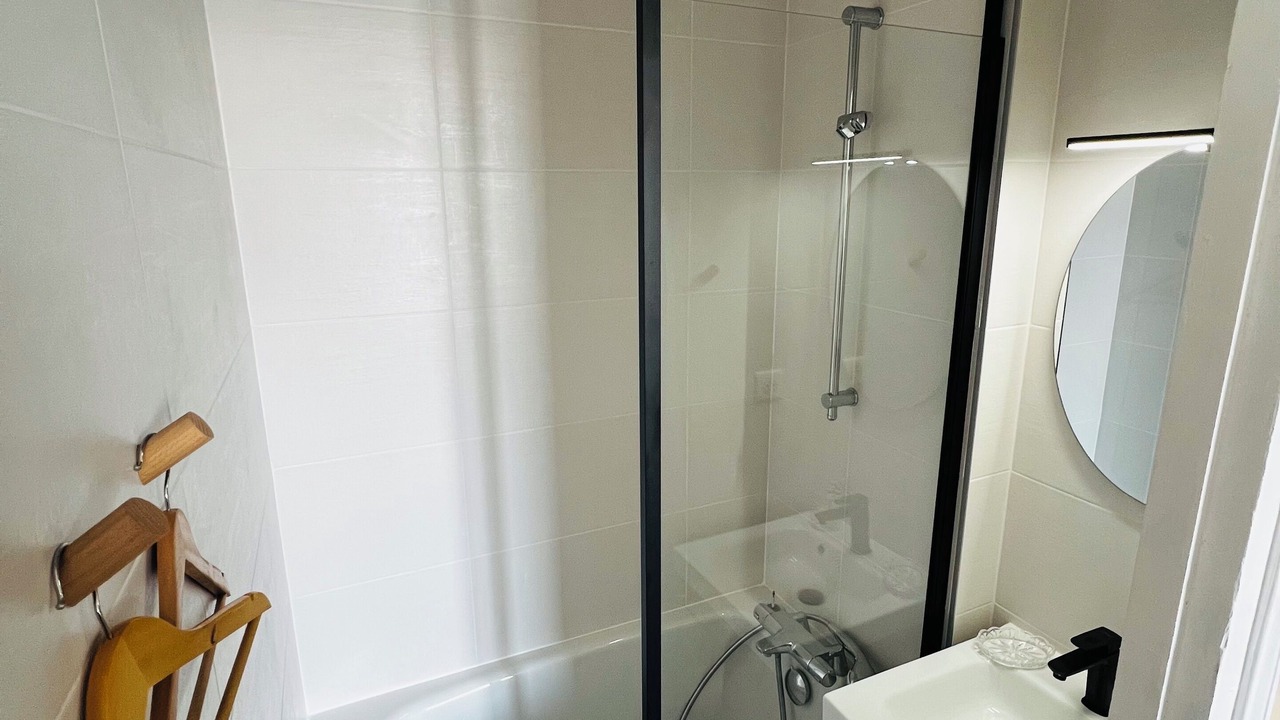 Photo of Bathroom in Poincare - Foch - Anatole France - Croix de Bourgogne
