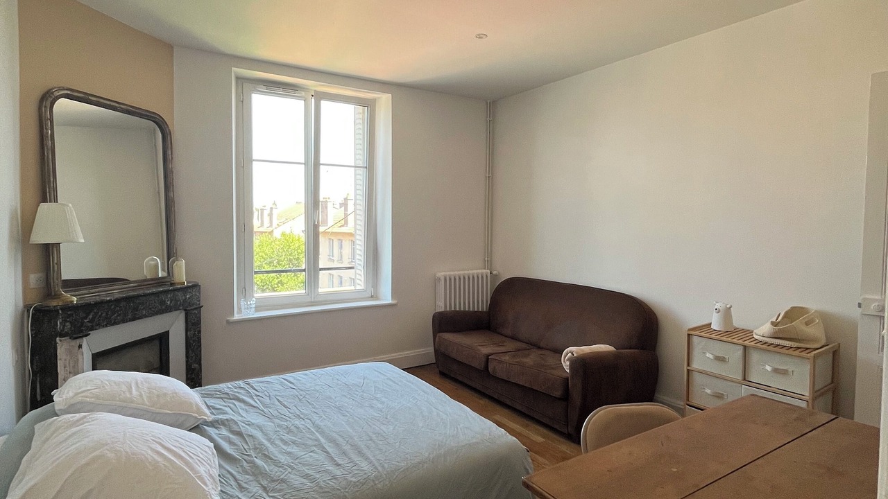 Photo of Bedroom in Poincare - Foch - Anatole France - Croix de Bourgogne