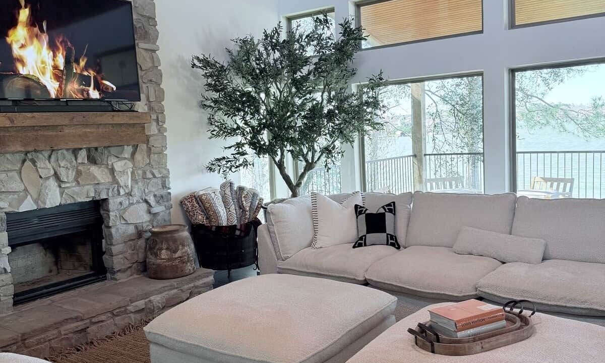 Photo of Livingroom in April Sound