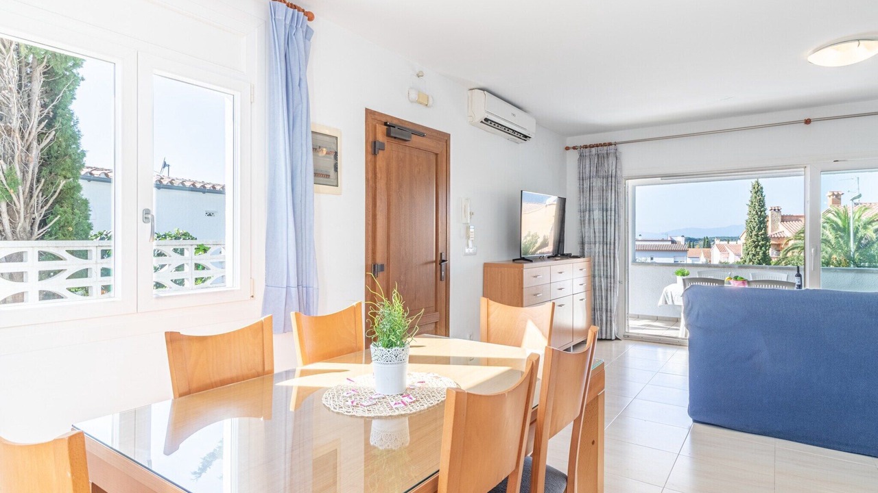 Photo of Livingroom in Roses Town Center