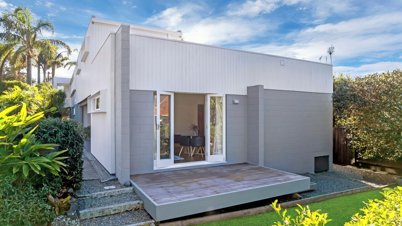 Photo of Outdoor in Narrow Neck