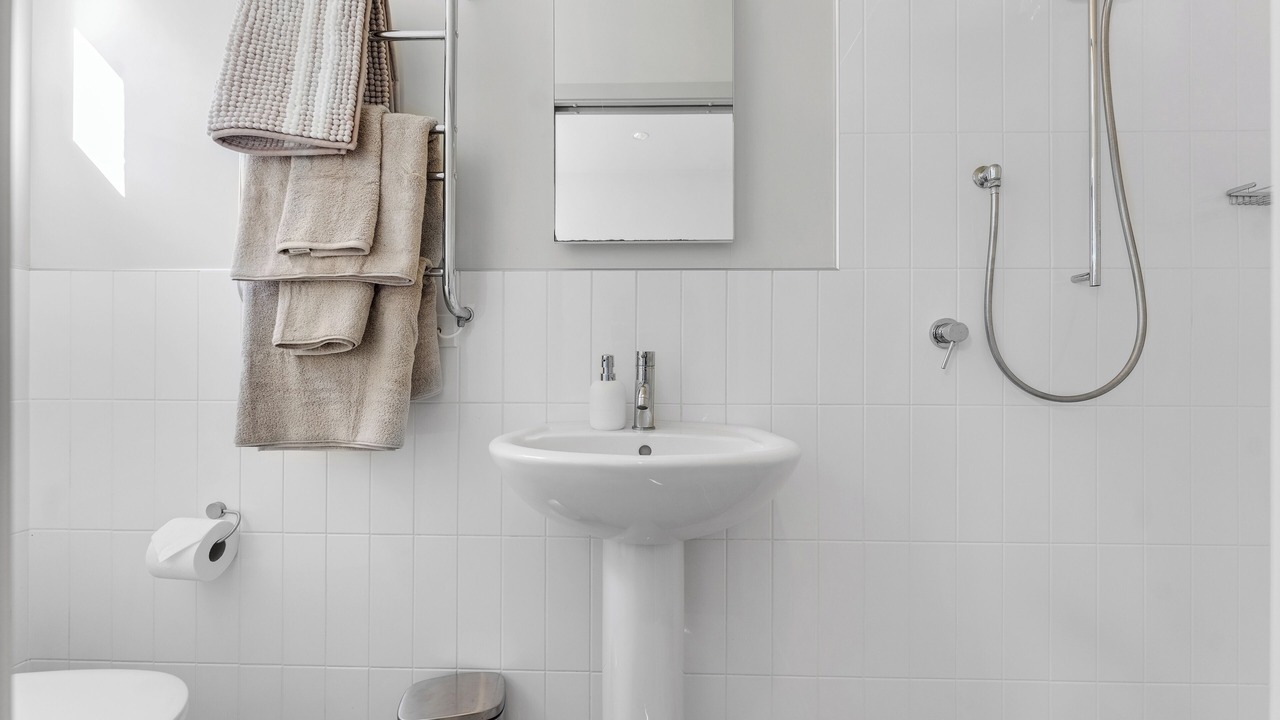 Photo of Bathroom in Narrow Neck