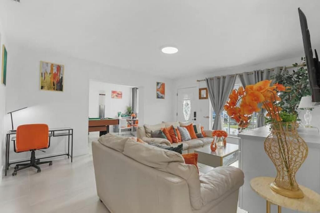 Photo of Livingroom in Lauderhill