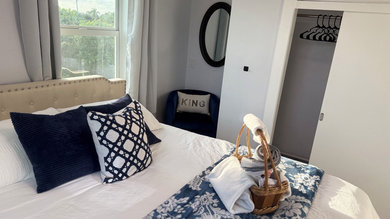 Photo of Bedroom in Lake Worth Corridor