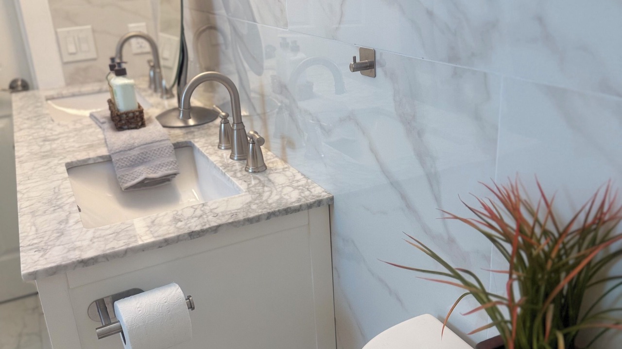 Photo of Bathroom in Lake Worth Corridor