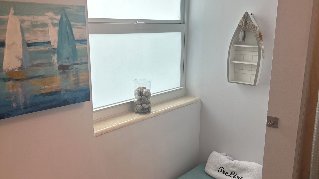 Photo of Bathroom in Lake Worth Corridor