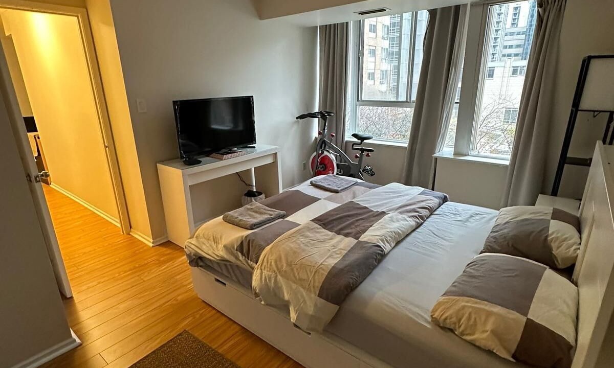 Photo of Bedroom in Bay Street Corridor