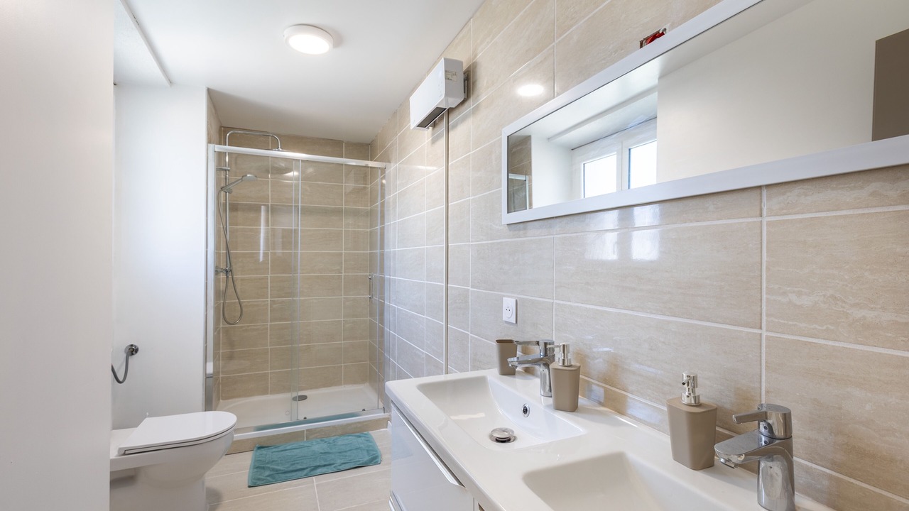 Photo of Bathroom in Err