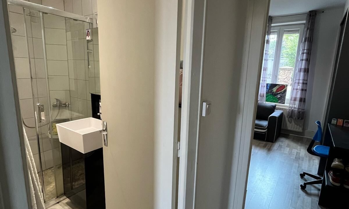 Photo of Bathroom in Poincare - Foch - Anatole France - Croix de Bourgogne