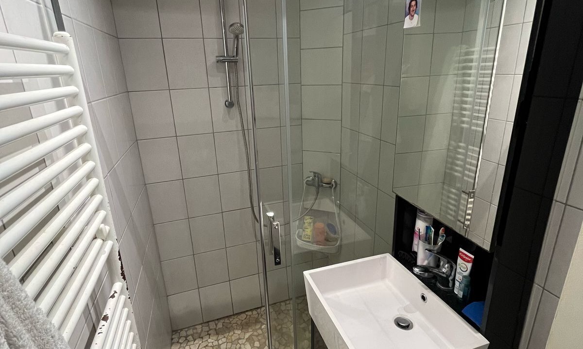 Photo of Bathroom in Poincare - Foch - Anatole France - Croix de Bourgogne