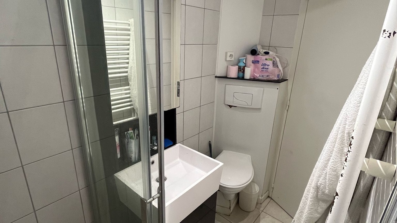 Photo of Bathroom in Poincare - Foch - Anatole France - Croix de Bourgogne