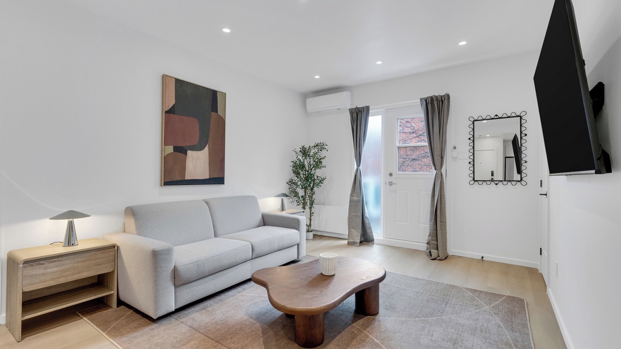 Photo of Livingroom in Cote-Des-Neiges—Notre-Dame-De-Grace