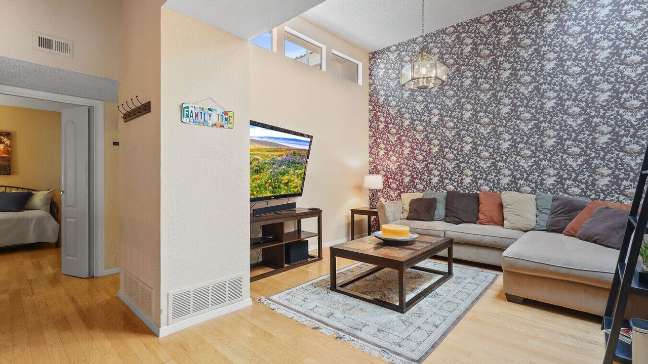 Photo of Bedroom in Thunderbird