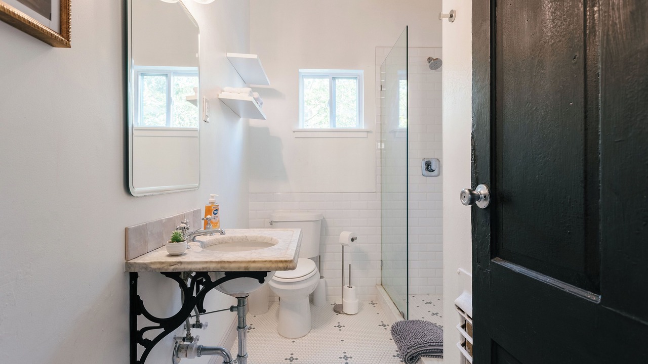 Photo of Bathroom in Thomas Square