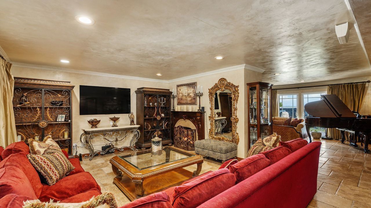 Photo of Livingroom in Woodland Hills