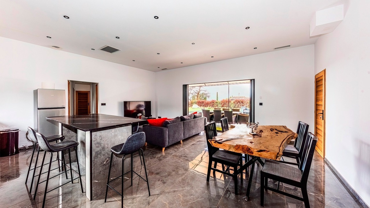 Photo of Others in Aups