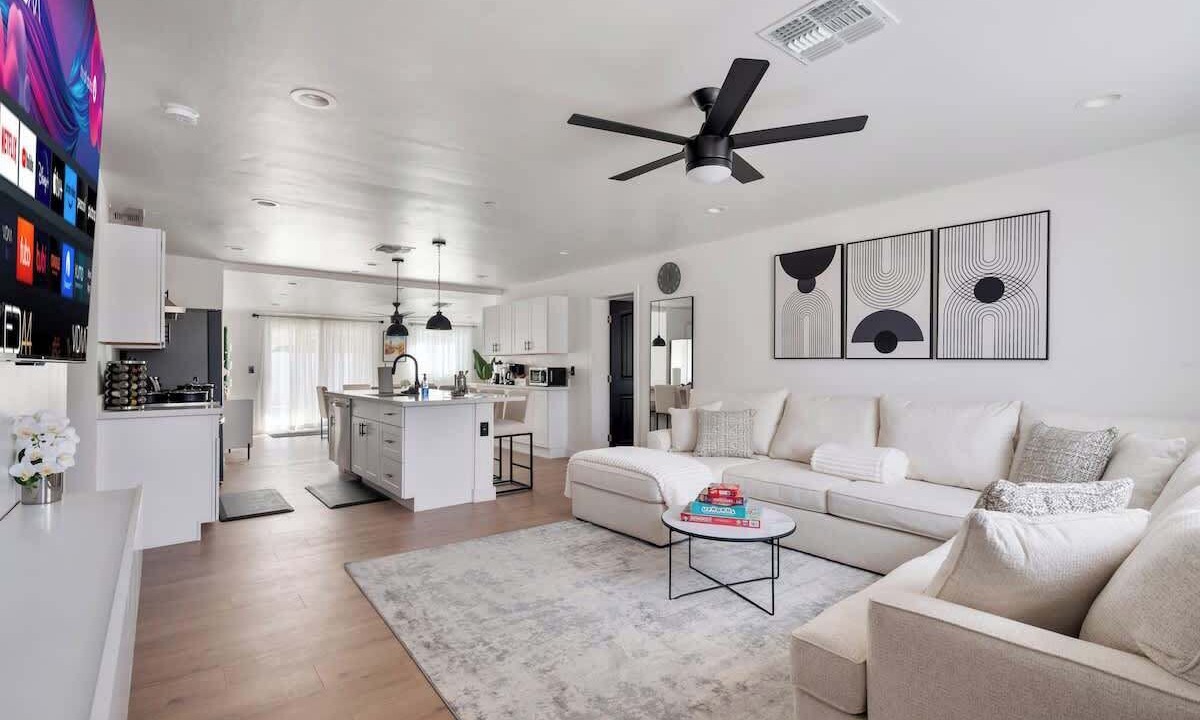 Photo of Livingroom in New Papago Parkway