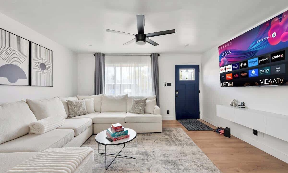 Photo of Livingroom in New Papago Parkway