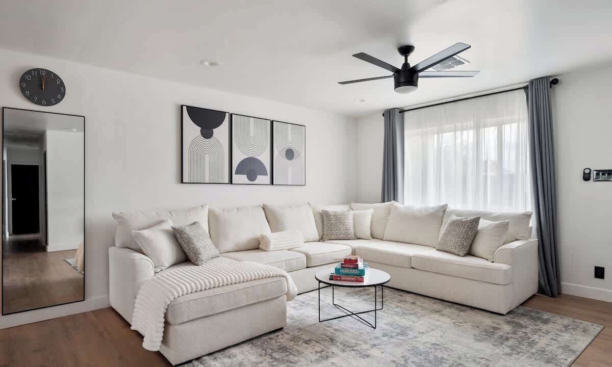 Photo of Livingroom in New Papago Parkway