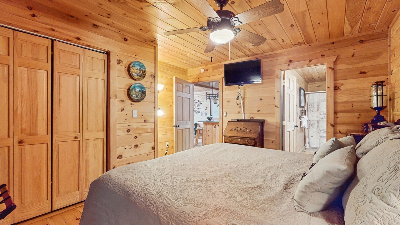 Photo of Bedroom in Walnut Mountain