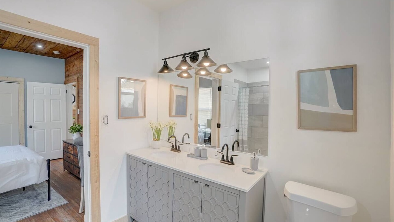 Photo of Bathroom in Woodlawn Lake