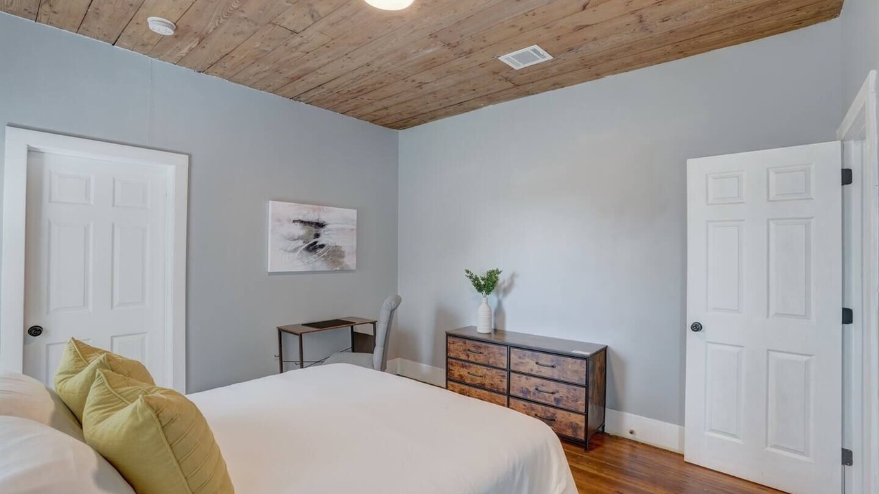 Photo of Bedroom in Woodlawn Lake