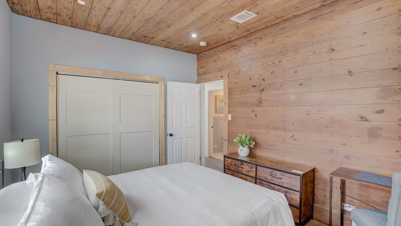 Photo of Bedroom in Woodlawn Lake
